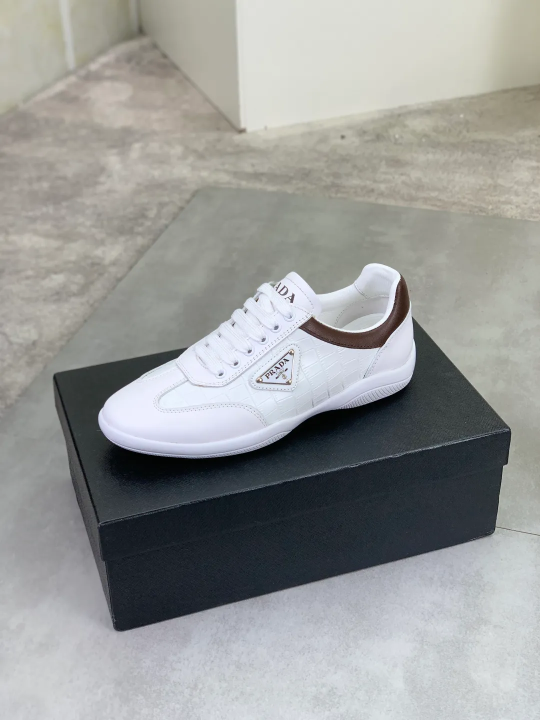 Men's Men's Shoes P400💰[New Style] The latest classic model of high-quality PRADA breathable and comfortable men's shoes has been launched on the official website, 1:1 replica, synchronized in Hong Kong, and on the same catwalk; all made of calfskin with breathable mesh fabric ➕Imported softness Comfortable sheepskin lining, 🍡🍡original rubber outsole, non-slip and wear-resistant; comfortable to wear, attractive style, fine workmanship, and simple and neat shoe last, showing a man's courage and toughness, 👍size 38 to 44; black White 🉑️Choose